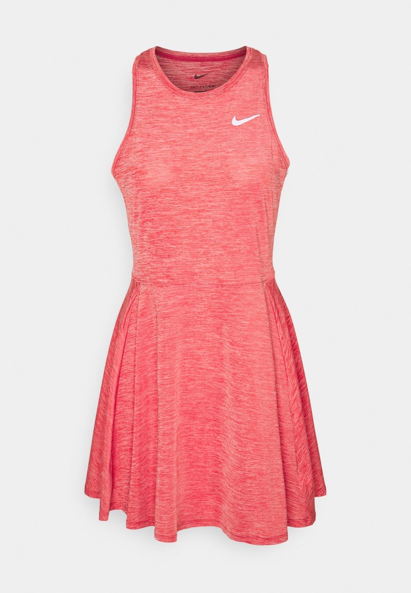 Robe de sport Nike corail rose sans manches avec un col rond et une jupe évasée, arborant un logo Nike swoosh blanc sur la poitrine.