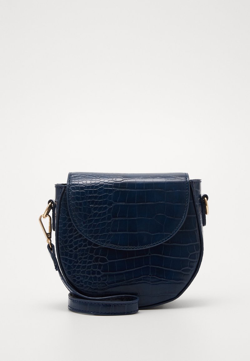 Borsa a tracolla in pelle blu navy con un motivo testurizzato a coccodrillo, forma arrotondata, patta pieghevole e tracolla removibile. Accessori in oro.