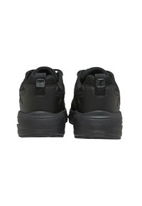 Melnas sporta kurpes ar sietu augšdaļu, ar teksturētu ādas akcentu un biezu gumijas zoli. Aizmugurējais cilpiņš ērtai uzvilkšanai.