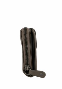 Bruine portemonnee met ritssluiting, gemaakt van gestructureerde stof en glad leer. Heeft een ritssluiting en een compacte, rechthoekige vorm.