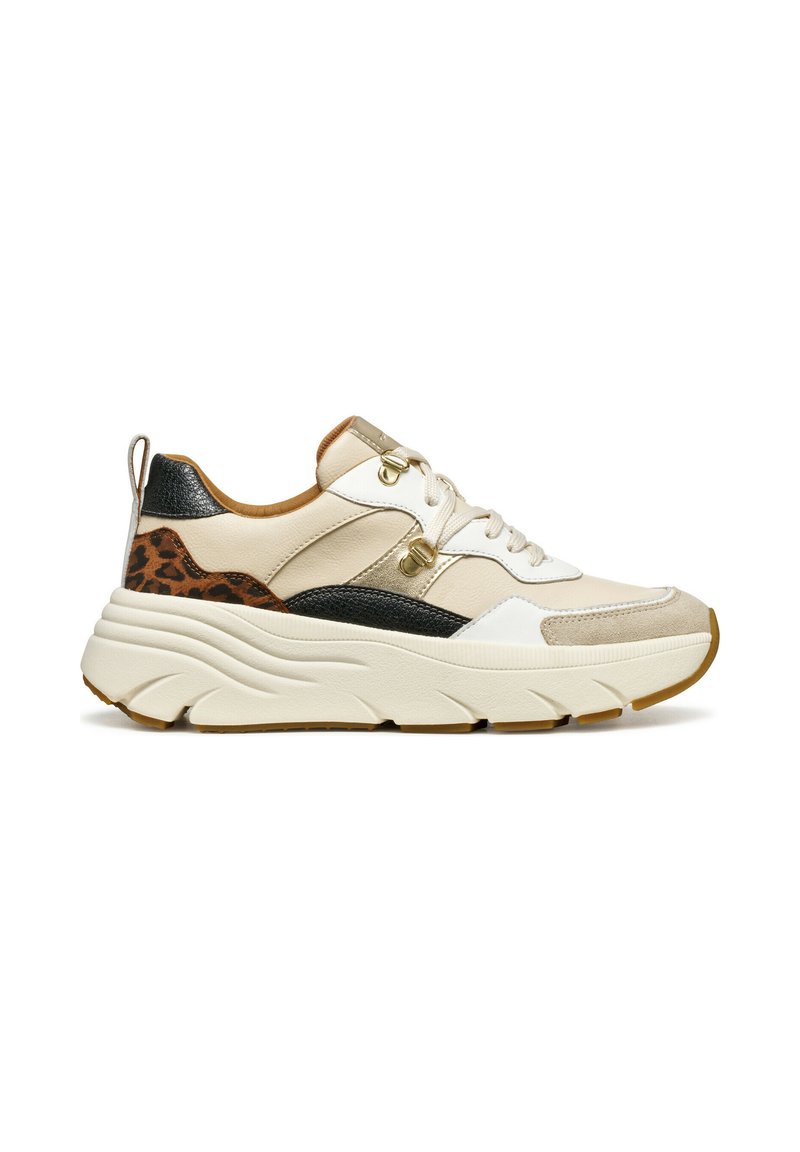 Sneakers chunky caratterizzati da una combinazione di pelle beige, nera e con stampa animale. Superfici lisce e strutturate con suole spesse e prominenti.