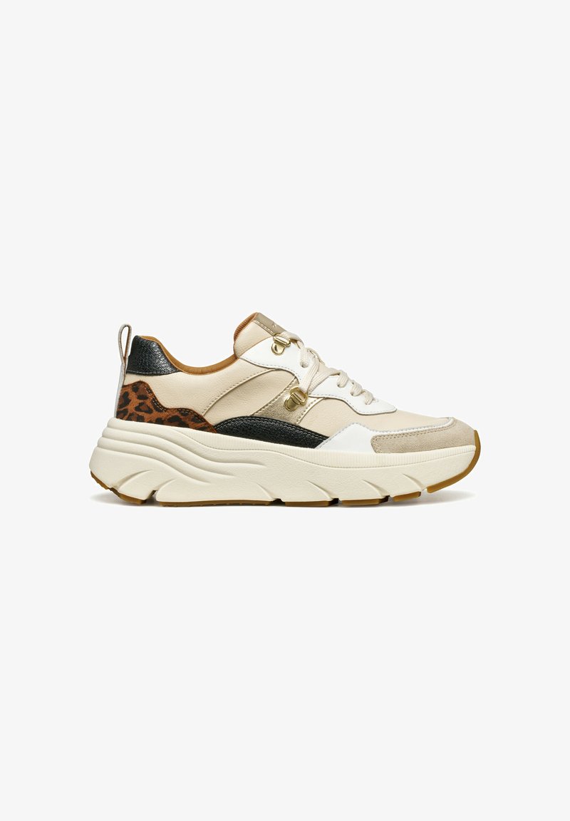 Sneakers chunky caratterizzati da una combinazione di pelle beige, nera e con stampa animale. Superfici lisce e strutturate con suole spesse e prominenti.