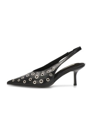 Tacones slingback de cuero negro con punta afilada, que cuentan con ojales metálicos, tacón delgado y textura suave.