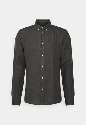 Camisa de lino verde oscuro con cuello abotonado, mangas largas y un sutil logo en el pecho. Cuenta con botones blancos a lo largo del frente.