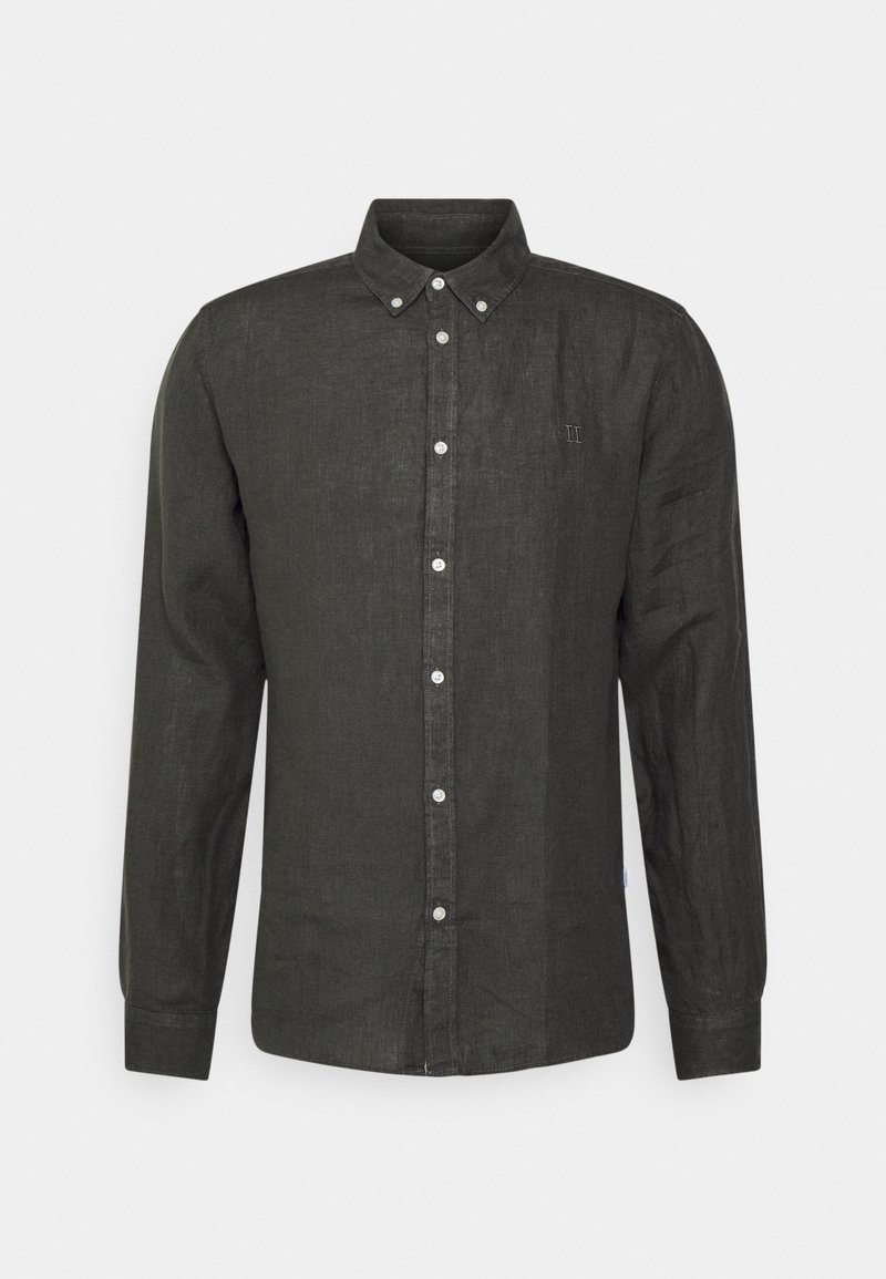 Camisa de lino verde oscuro con cuello abotonado, mangas largas y un sutil logo en el pecho. Cuenta con botones blancos a lo largo del frente.