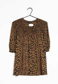 Robe en imprimé léopard marron avec corsage smocké, manches trois-quarts et ourlet froncé. Tissu léger avec une texture douce.