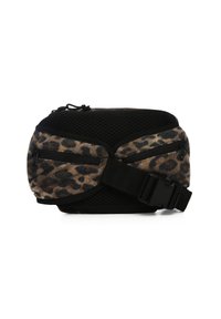 Umhängetasche mit einem Leopardenmuster auf der Vorderseite, schwarzen Mesh- Akzenten, zwei Reißverschlusstaschen und einem verstellbaren schwarzen Tragegurt mit Schnalle.