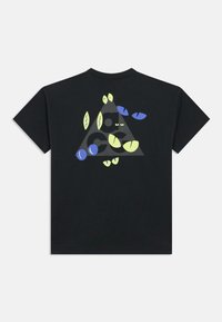 Μαύρο μπλουζάκι με πολύχρωμο γραφικό σχέδιο που περιλαμβάνει μπλε και κίτρινες αφηρημένες μορφές, όπως μάτια που μοιάζουν με γάτας και ένα τρίγωνο, στην πλάτη.