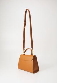 Borsa a tracolla in pelle marrone con texture, dotata di manico superiore e tracolla regolabile. Caratterizzata da hardware dorato e una forma rettangolare strutturata.