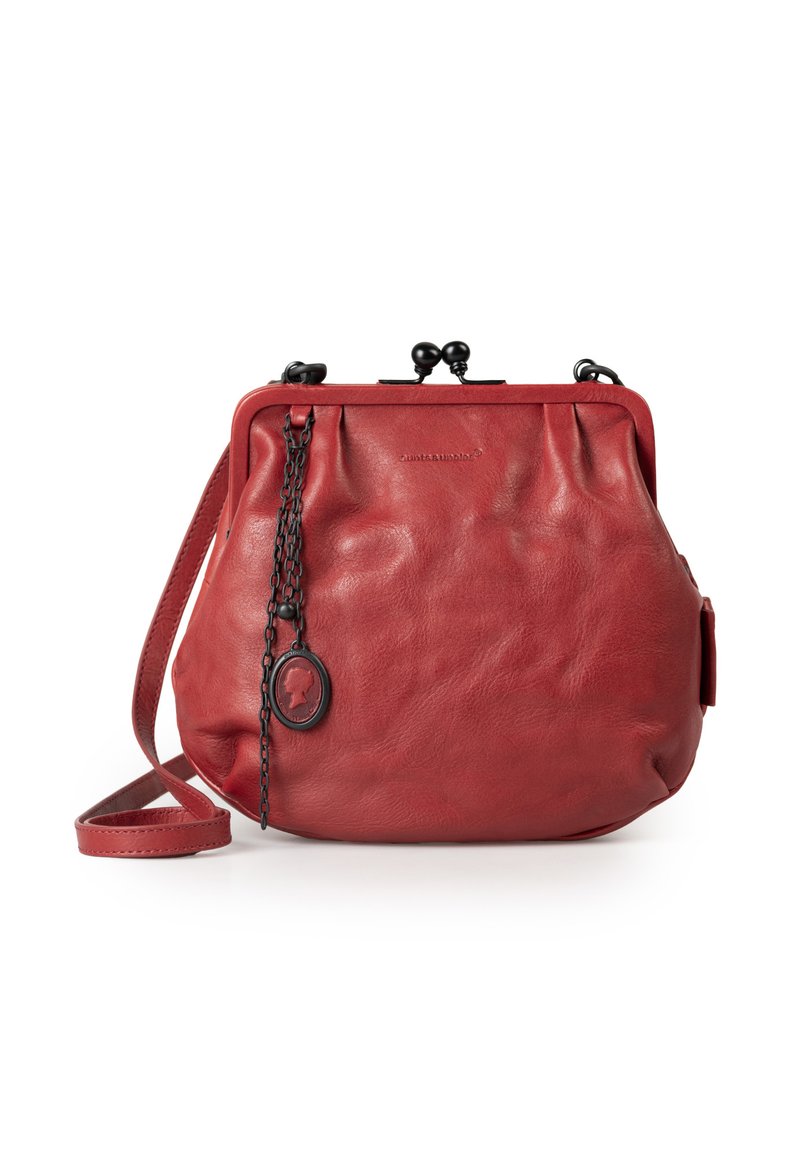 Rote Lederhandtasche in runder Form, mit plissiertem Design, schwarzen Kettendetails und einem dekorativen Anhänger. Inklusive abnehmbarem Schultergurt.