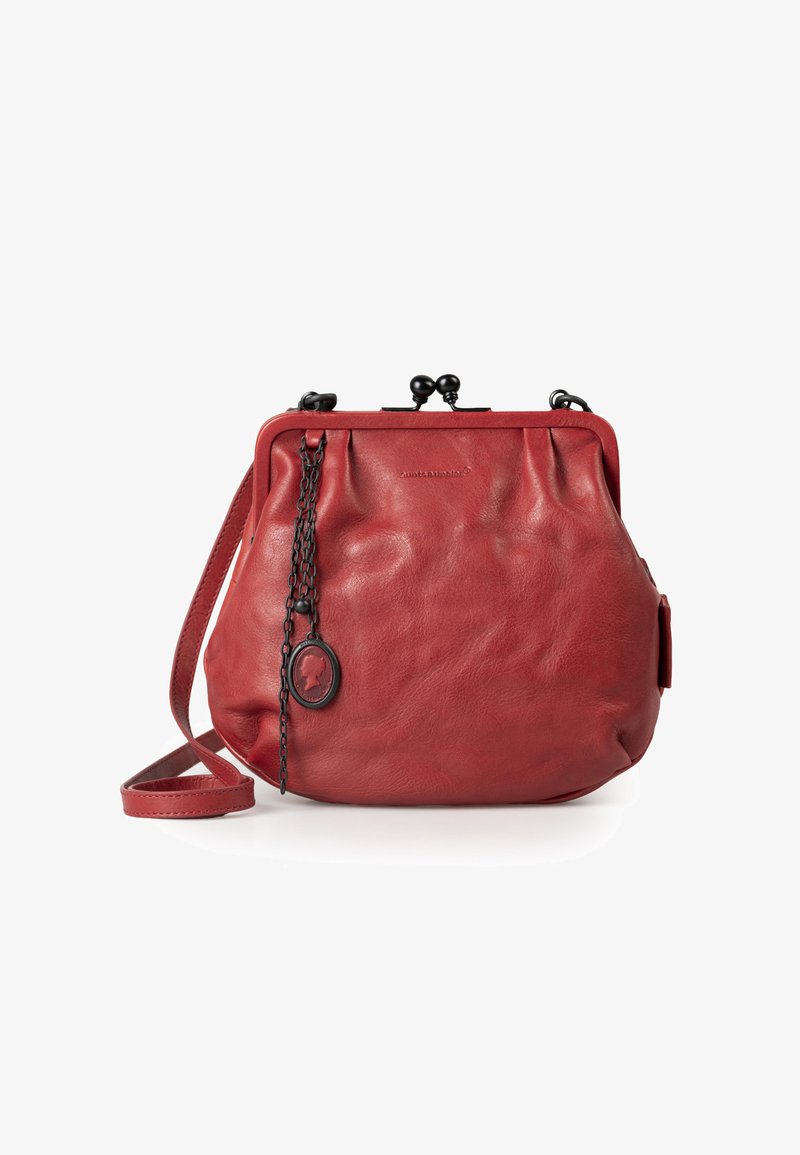 Rote Lederhandtasche in runder Form, mit plissiertem Design, schwarzen Kettendetails und einem dekorativen Anhänger. Inklusive abnehmbarem Schultergurt.