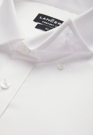 Biała koszula z długim rękawem z wyraźnie ukształtowanym kołnierzem, zapinana na guziki, wykonana z teksturowanej tkaniny. Etykiety z napisem "LANCER" oraz "Comfort Fit".