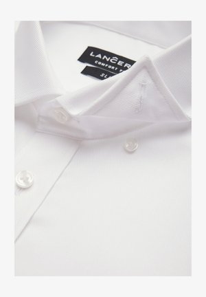 Biała koszula z długim rękawem z wyraźnie ukształtowanym kołnierzem, zapinana na guziki, wykonana z teksturowanej tkaniny. Etykiety z napisem "LANCER" oraz "Comfort Fit".