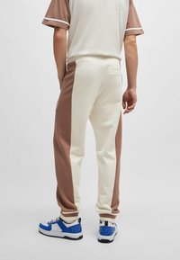 HUGO NAKITROW - Träningsbyxor - open white one