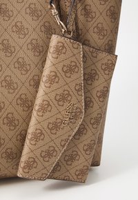 Sac à main marron à motif, doté d'un logo embossé, d'un tissu texturé et d'un porte-cartes amovible avec une quincaillerie métallique.