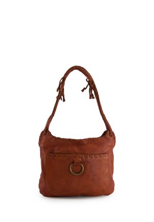Brun skuldertaske i læder med flettet rem, syede kanter og frontlomme med en rund messingringdetalje.