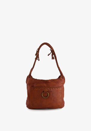 Brun skuldertaske i læder med flettet rem, syede kanter og frontlomme med en rund messingringdetalje.