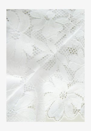 Witte kantstof met bloempatronen en een delicate textuur, met een doorschijnende kwaliteit en ingewikkelde details door de hele stof.