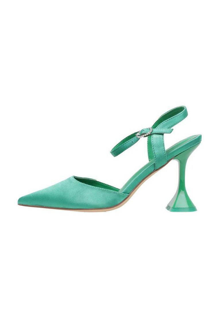 Zapato de tacón alto de satén verde con punta afilada, correa al tobillo y un diseño de tacón geométrico único, con un acabado brillante.