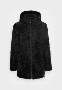 Vadderad svart kappa med blommönster, huva, dragkedjestängning och sidofickor. Mjuk textur med elastiska ärmslut och fålldetaljer.