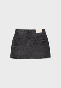 Sort denim mininederdel med to baglommer med syninger i buede mønstre og et beige mærke på taljen.