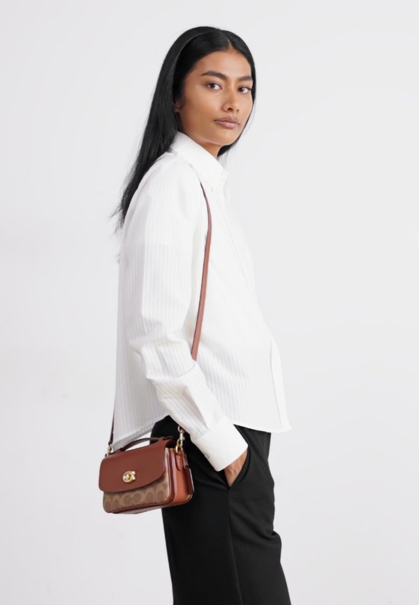 SIGNATURE CASSIE CROSSBODY - Handbag - tan caramel3