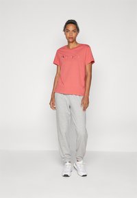 Champion ICONS CREWNECK WITH LARGE TONAL LOGO - Jednoduché tričko - dark red