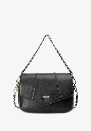 Czarna skórzana torebka o teksturowej powierzchni, z akcentem w postaci złotej ważki oraz łańcuchem z plecionką czarnych ogniw.