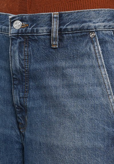Jeans in denim blu scuro con chiusura anteriore a bottone e zip, caratterizzati da una leggera scoloritura e cuciture a contrasto lungo le cuciture.