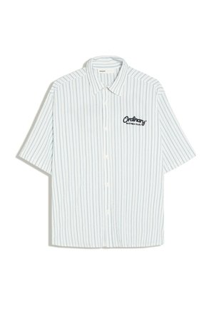 Bershka, STRIPED SHORT SLEEVE PRINT - SHIRT - Overhemd - white