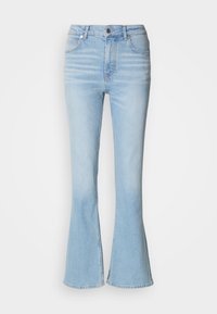 Jeans acampanados de color azul claro, elaborados en mezclilla con una cintura alta, que presentan un ligero desvanecimiento y un cierre de cremallera estándar.