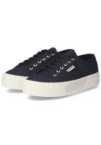 Sneakers in tela blu navy con suole in gomma bianca e tomaie texture, dotati di occhielli in metallo e di una piccola etichetta del marchio sul lato.