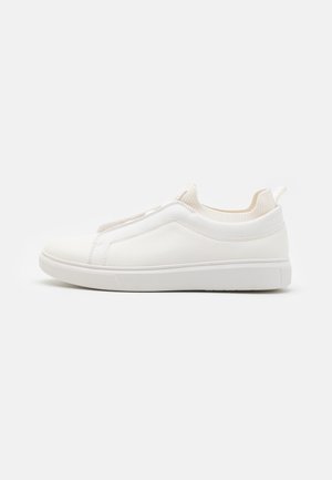 Lavtop hvid sneaker med glatte lædersider, strikket elastisk krave, trække-flig ved hælen og tyk gummisål på ensfarvet baggrund.