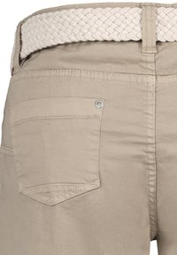Beige Cargo-Shorts mit einem gewebten cremigen Gürtel. Enthält eine Gesäßtasche mit einem Metalldruckknopf und genähten Details entlang der Nähte.