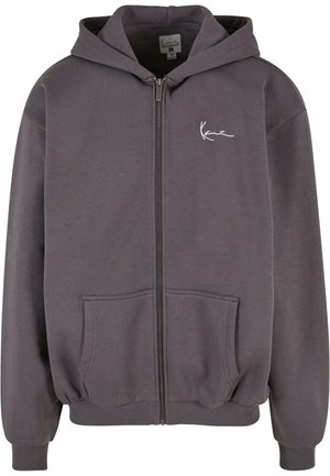 Sivá mikina na zips, vyrobená z bavlnenej zmesi, s klokannou kapsou, rebrovanými manžetami a lemom, a s bielym logom na ľavej hrudi.