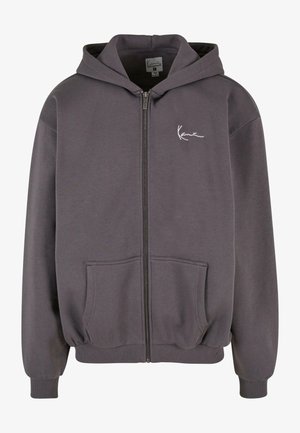 Sivá mikina na zips, vyrobená z bavlnenej zmesi, s klokannou kapsou, rebrovanými manžetami a lemom, a s bielym logom na ľavej hrudi.
