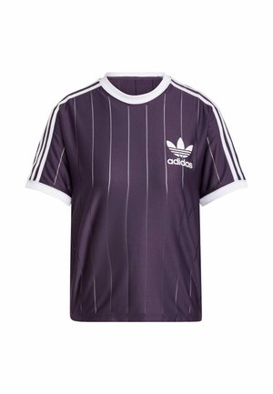 Ljubičasta sportska majica s bijelim okomitim prugama, okruglim bijelim ovratnikom i logotipom Adidas u bijeloj boji na lijevoj strani prsa. Kratki rukavi.