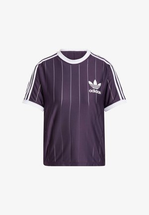 Ljubičasta sportska majica s bijelim okomitim prugama, okruglim bijelim ovratnikom i logotipom Adidas u bijeloj boji na lijevoj strani prsa. Kratki rukavi.