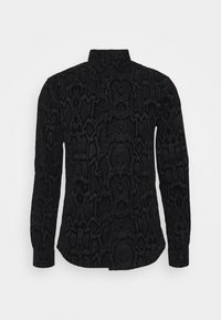 Maglia nera a maniche lunghe con motivo a stampa serpente testurizzato, colletto standard e chiusura a bottoni sul davanti. Progettata per una silhouette aderente.