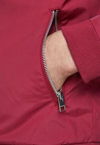 Jack & Jones JJERUSH - Bomberjacka - rio red