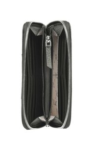 Cartera de cuero negro con cierre de cremallera, que cuenta con múltiples compartimentos para tarjetas y un acabado texturizado. Acentos de hardware en plata visibles.