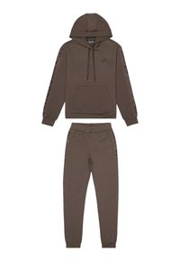 Conjunto de sudadera con capucha y pantalones de chándal marrón, que cuenta con un bolsillo frontal y acentos de logo en las mangas. Fabricado con un tejido suave y con un corte relajado.