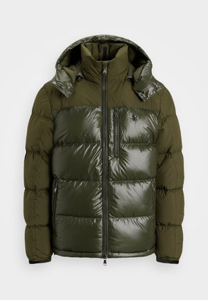 Giacca a vento verde con finitura lucida. Presenta un colletto alto, cappuccio rimovibile, chiusura con zip e due tasche laterali. Materiale in poliestere.