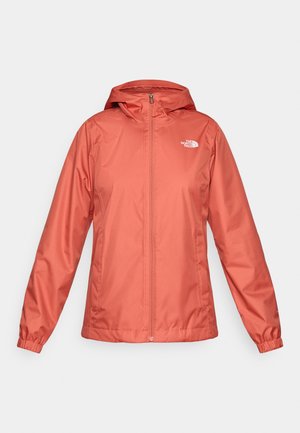 Veste légère et résistante à l'eau de coloris corail, dotée d'une fermeture éclair intégrale, d'une capuche, de poignets élastiques et d'un logo sur la poitrine gauche.