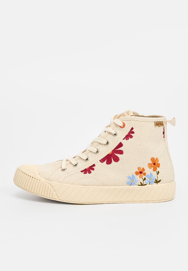 Baskets montantes en toile beige avec un devant à lacets, décorées de fleurs brodées rouges, orange et bleues sur le côté et le talon.