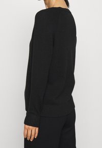 ONLY Petite Stickad tröja - black