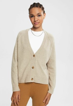 Lys beige cardigan med V-hals, tre brune knapper og ribbede manchetter. Fremstillet af blødt materiale, har en afslappet pasform og en glat tekstur.