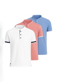 Tre polo shirts i hvid, pink og blå. Korte ærmer, knapkrave og kontrastfarver på ærmerne. Blød, glat stoftekstur.