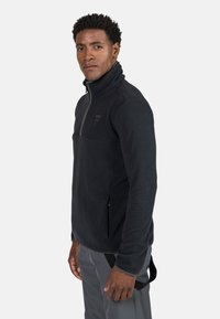 Sort fleece pullover med høj krave, halvlynlås, to sidelommer og et lille logo på brystet. Blødt, struktureret stof.
