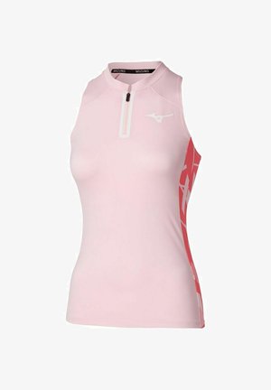 Top atlético sin mangas de color rosa claro con un cuello alto, cuenta con un cierre de cremallera y acentos rojos con estampado en los laterales. Logo de MIZUNO en la parte delantera.